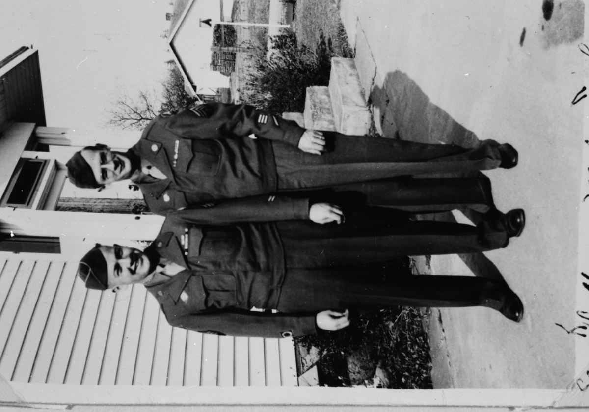 Portrett,militær uniform
Frå v.Sam Dalberg og Melvin Lee.
