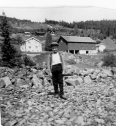 Hallingstugu ,låve og byggnad.
Oddvar Oland nedafor Lauvdok