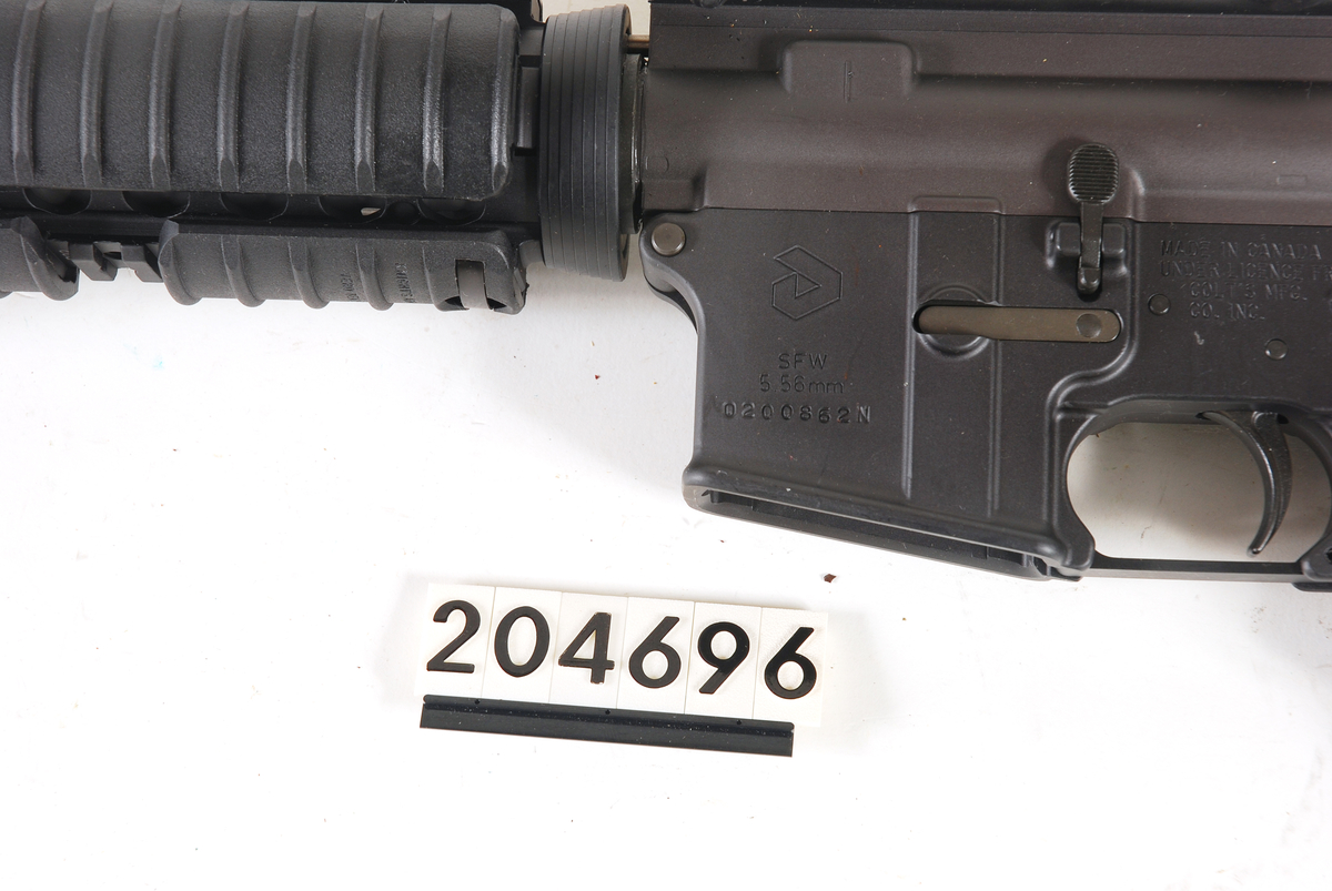 Dette geværet er en SFW utgave av våpenet hvor SFW står for Special Forces Weapon.