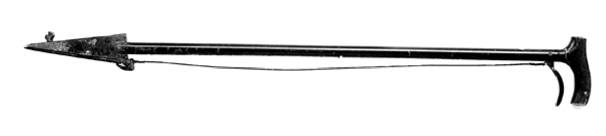 Såstaven, konstruert av gårdbruker Anders Nøttestad (1863-1920) fra Stange på Hedmarken og patentert 20. april 1901. Den sentrale delen av denne såstaven er et 67 centimeter langt jernrør med 1,9 centimeters (3/4 tommes) diameter. I den øvre enden av dette røret er det inntappet et trehandtak med en form som gjenkjennes fra mange spaserstokker. Like under handtaket, på «forsida» av røret, er det ut hull for påfylling av frø. I den nedre enden av røret er det påsveiset et spisst, triangulært jernnebb. På den ene sida av dette nebbet er det innhengslet en jernkomponent med U-formet tverrsnitt, som fungerer som «underkjeve» i det nevnte nebbet.  Denne kjeven kan åpnes ved hjelp av en spak som er festet øverst i røret, like under det nevnte trehandtaket, og som er forbundet med den bevegelige delen av nebbet via en ståltråd. Hvor stor åpning nebbet skal kunne ha, reguleres via en vindemutter på motsatt side av nebbet. På denne måten forsøkte man med andre ord å regulere den frømengden såstaven skulle slippe ut ved hvert trykk på den nevnte spaken. Gjenstanden er i sin helhet svartlakkert.