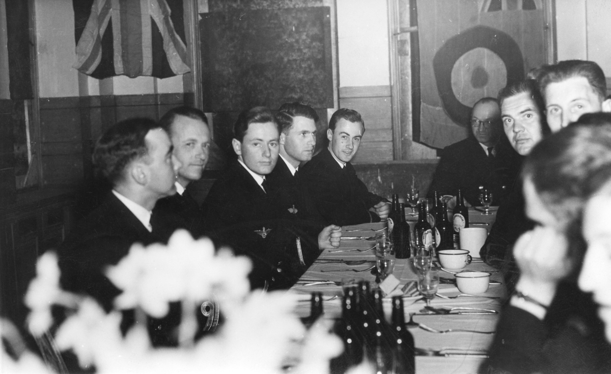 Julefeiring hos britene i Reykjavik i 1942.  Fra venstre:?, lege Stein Flekstad, Hammer, Kaare Skabo, Bredo Thurman Nielsen. Ved enden av bordet er det ikke Truls Dahl.
