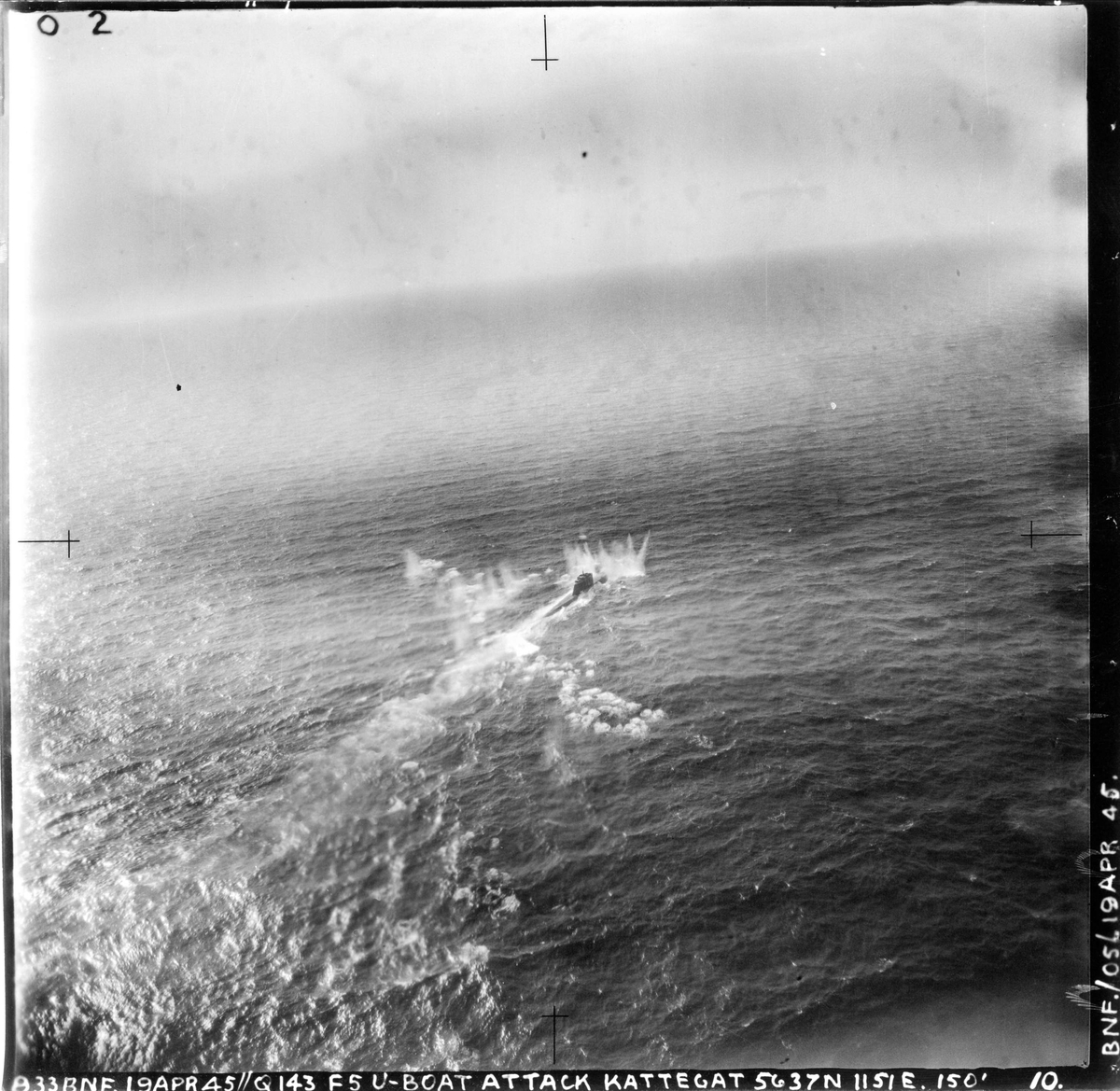 143 skvadronen angriper en ubåt i Kattegat, 19. april 1945.