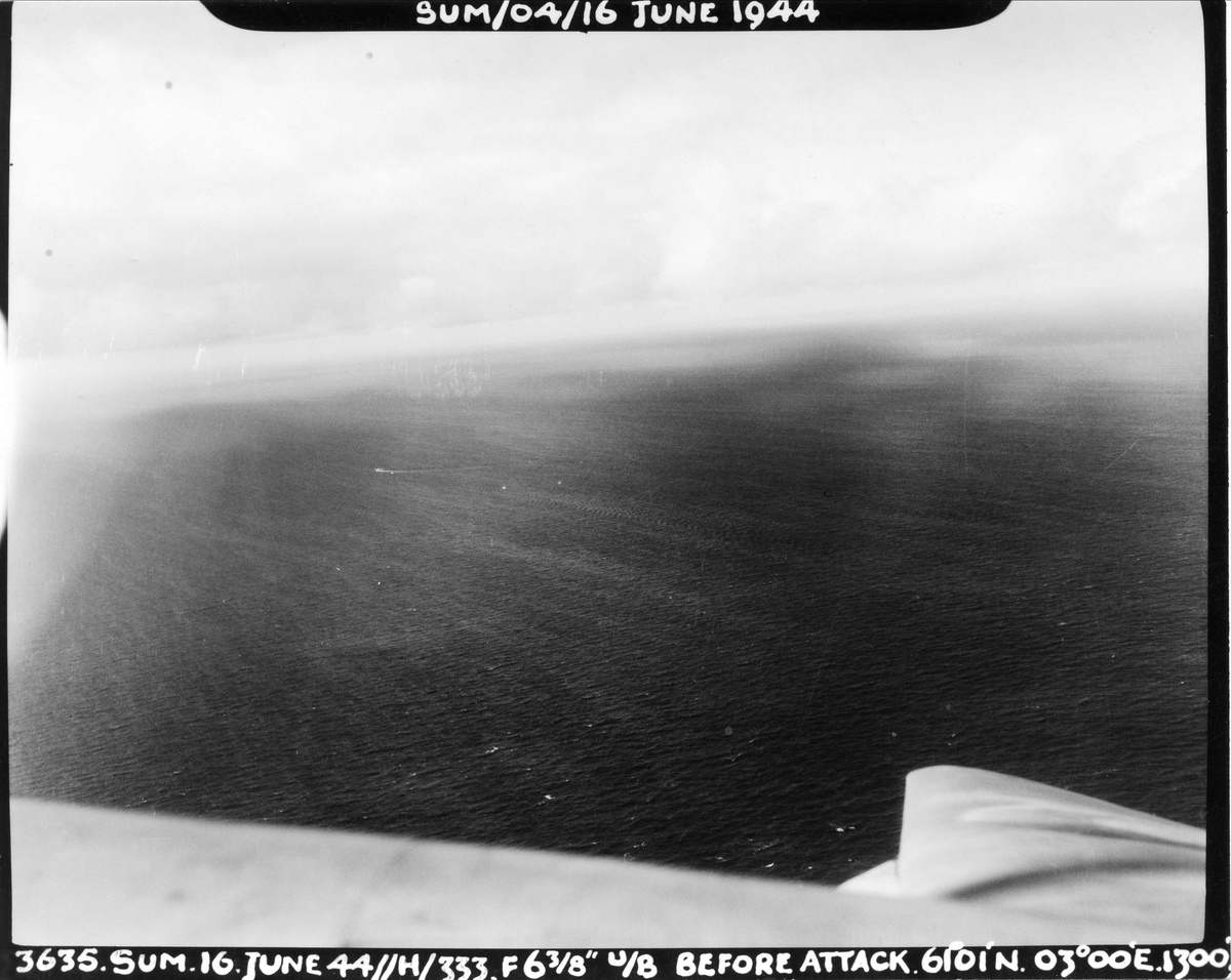 En Mosquito fra 333 skvadronen har observert en tysk ubåt, og er klar til å angripe. 16. juni 1944.