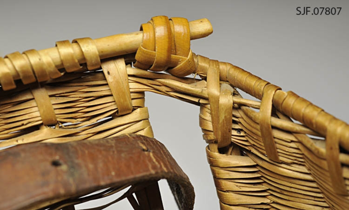 Fiskekurv er en flettet kurv med skulderrem til å bære fisken i, den mangler lokket. Kurven er ant. flettet av piltre (Salix). Skulderremene er laget delvis av strie og av lær. Fordelene ved å bruke kurv er at fisken ligger luftigere og mindre klemt enn i en pose eller veske. 
