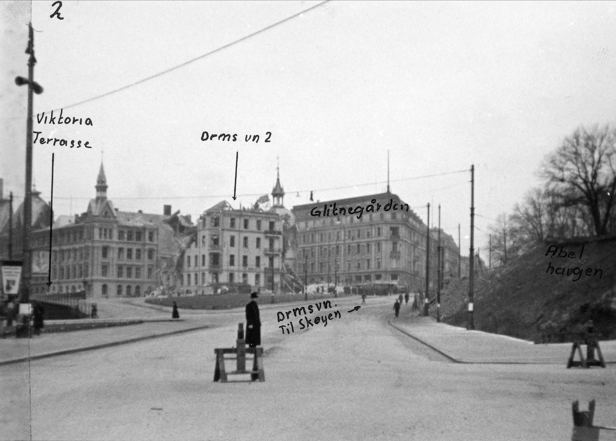 Nyttårsaften 1944 ble Victoria Terrasse i Oslo bombet av allierte fly. Dette var tilholdsstedet for Sipo i Norge, men var mest kjent som Gestapos hovedkvarter. Hovedkvarteret fikk bare mindre skader i angrepet, men mange hus i nærheten ble påført store ødeleggelser, og mange sivile ble drept. Spesielt hardt gikk det ut over en trikk på Drammensveien, som ble truffet av en 1000 punds bombe. Bomben eksploderte mindre enn en meter over Oslo Sporveiers vogn nr. 115 på rute 2, Majorstua-Gamlebyen, og alle ombord, bortsett fra konduktøren og tre passasjerer, omkom. Piloten på det ene bombeflyet, Flight Lieutenant Wilfred Yeadell fra RAFs 627 skvadron, fikk senere høre om trikkens skjebne. Tanken på at det høyst sannsynlig var en av hans bomber som førte til katastrofen, forfulgte ham resten av livet. Til sammen døde 79 nordmenn og 27 tyskere i angrepet.

Bildet er tatt fra hjørnet Karl Johansgt./Fredriksgt. Victoria Terrasse og Drammensveien 4 er uskadd, mens Drammensveien 2 har store skader.