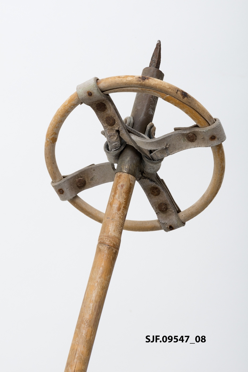 Stavene er av bambus, med messingholk nedesrt under trinsa. Trinseringen holdes sammen av to skinnremseri korsform. I krysningspunktet er staven tredd gjennom. Handreimene er av skinn og festet til toppen av staven med en gjennomgående mutterskrue. 
