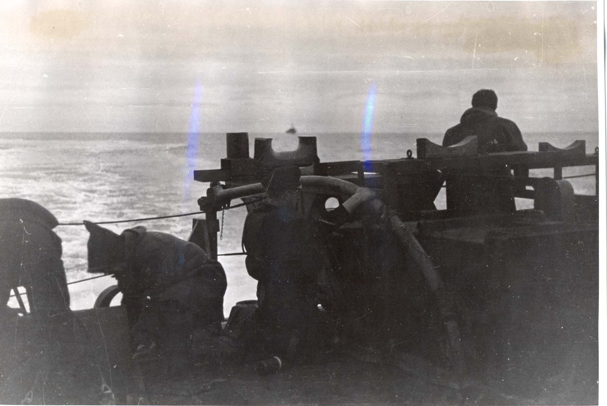 Enkeltbilde. Jageren Stord i konvoy til Murmansk. Dypvannsmine eksploderer under et angrep mot Tyske ubåter.