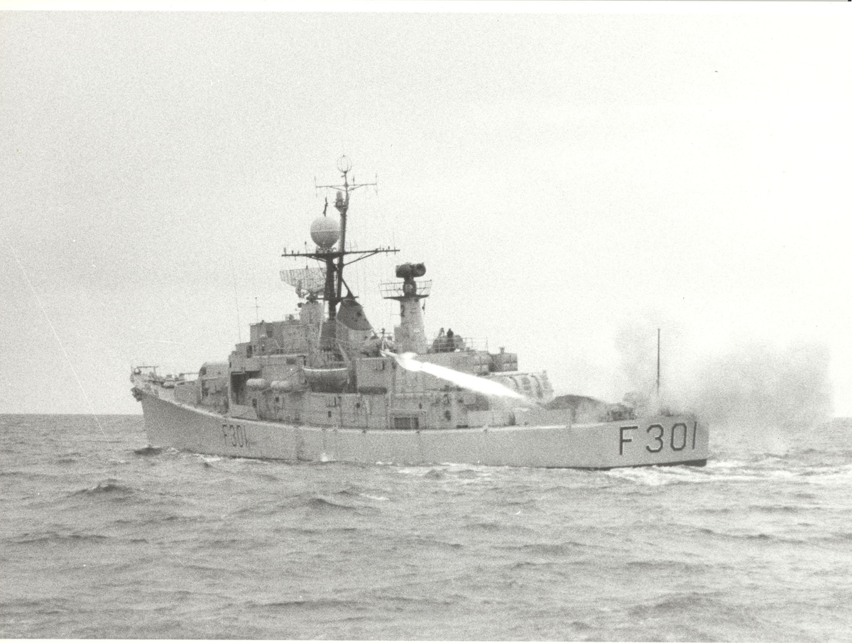 Oslo-kl. fregatt KNM "Bergen" - avfyrer Pingvin-rakett. Babord låring.