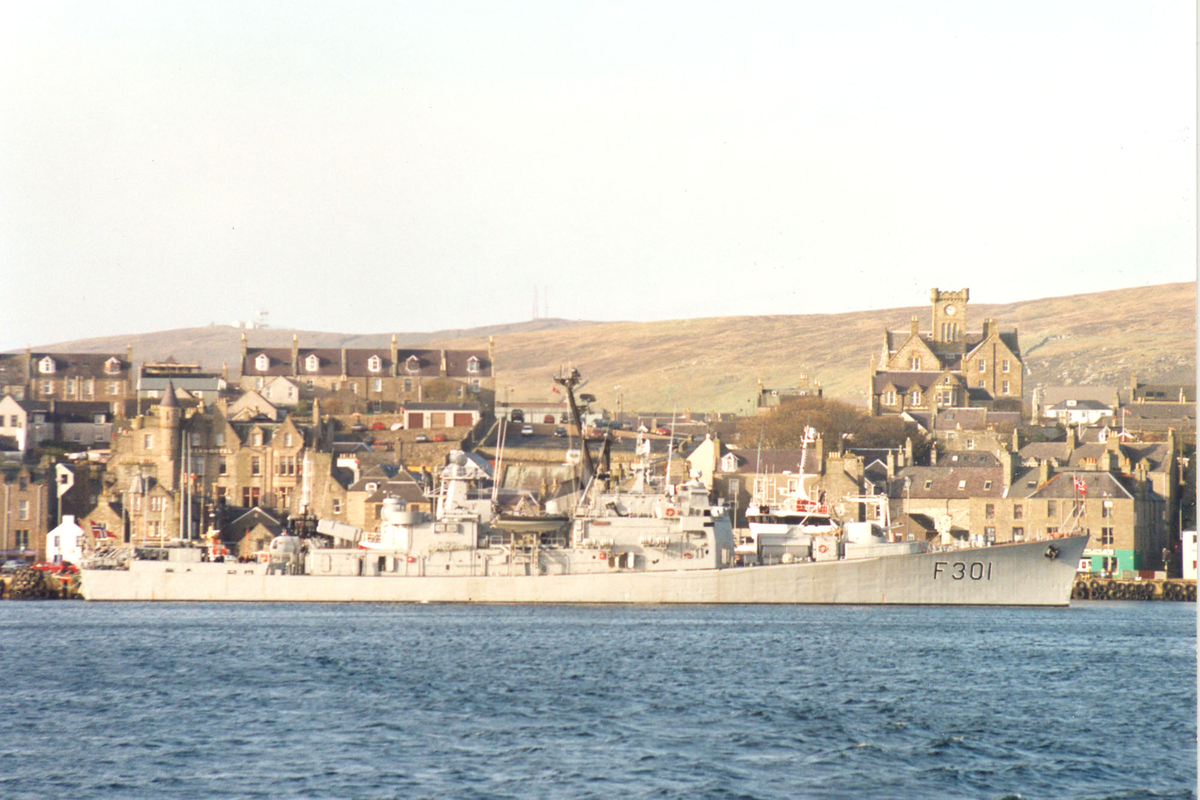 Oslo-kl.fregatt KNM "Bergen" ved kai i Leirwick (Leirwick Harbour), Shetland, sundag 15.10.2000.  St.bord bredside.