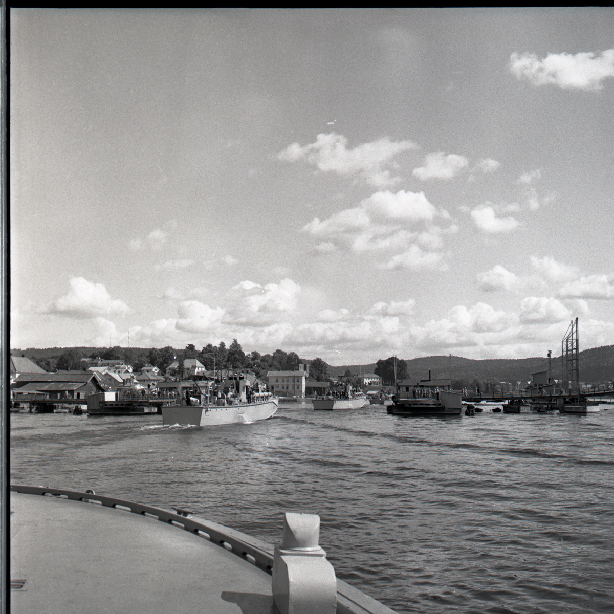 Samlefoto: Elco-klasse MTB-er gjennom Bandak-kanalen i juli 1953.
Havneområde.