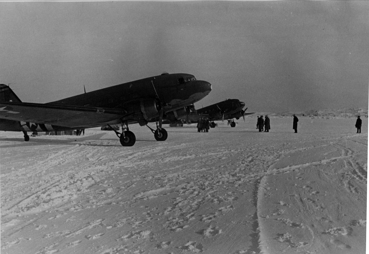 Amerikanske C47 Dakota fly i på Høybuktmoen ved Kirkenes, vinteren 1945