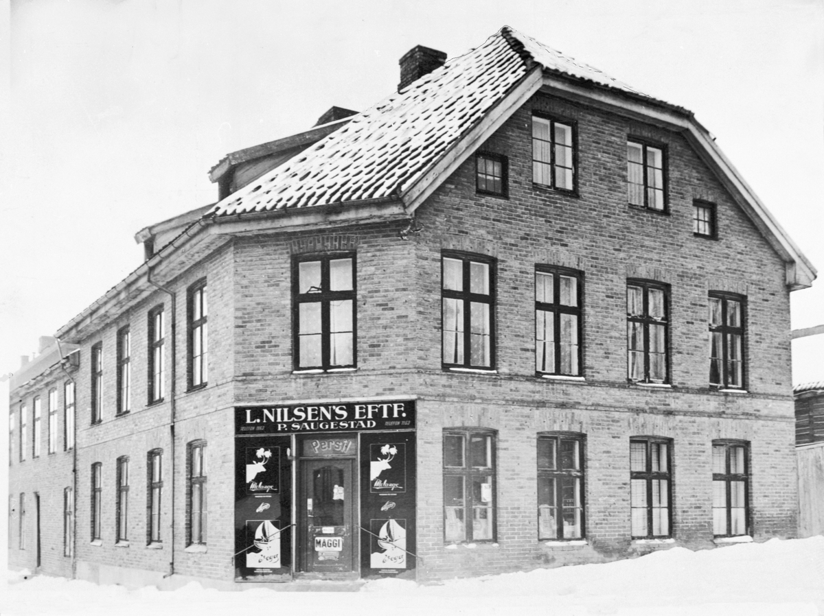 Hamar, Torggata 102, eksteriør bygård, kolonialbutikk, forretningen til L. Nilsens efterfølger, tidlige P. Saugstad kolonial, Flifletgården, 

