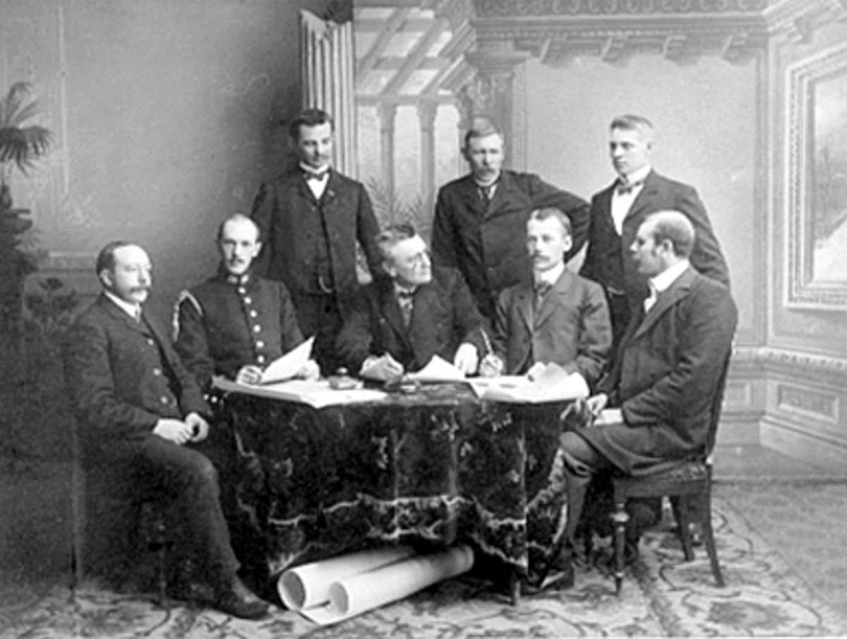 Hamar, gruppe 8 menn, arrangementskomiteen for Det 6. nasjonale turnstevnet på Hamar 1907, sittende fra venstre: Filip N. Petersen, politimester Skavlan, K. Berger Christiansen, ........
Just Broch er formann, C. F. B. Schøyen