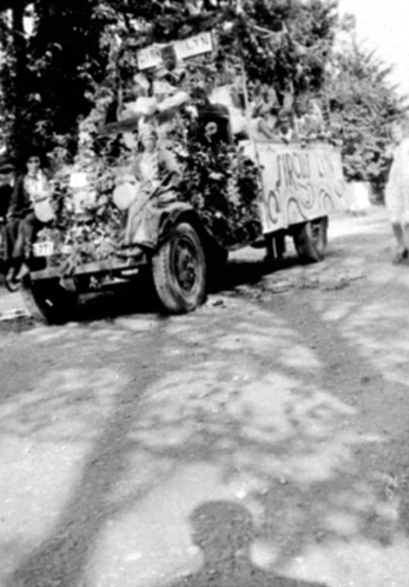 Hamardagen 1939, Sirkus Lyn vant førstepremie for fineste dekorerte bil. Blomstene var gitt av gartner Fuglseth, lastebilen var utlånt av Arne Nordseng. Utkledde barn fra Håkonsgate sitter på lasteplanet.