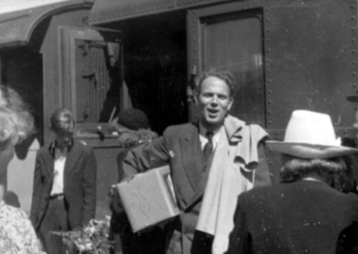 Birger Kolstad, ankommer Hamar etter fangenskap i Tyskland under 2. verdenskrig. Fredsdagene 1945.