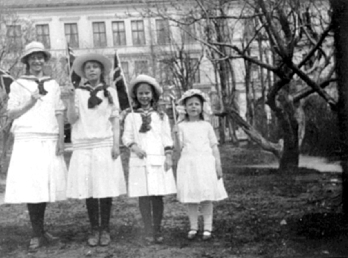 Gruppe 4 jenter, Ragnhild, Sigrid, Thorbjørg, Ingeborg Petersen. Det ble tatt bilder hvert år til etter krigen, samme jenter, samme plassen. 
Se 0401-06617 og 0401-06615