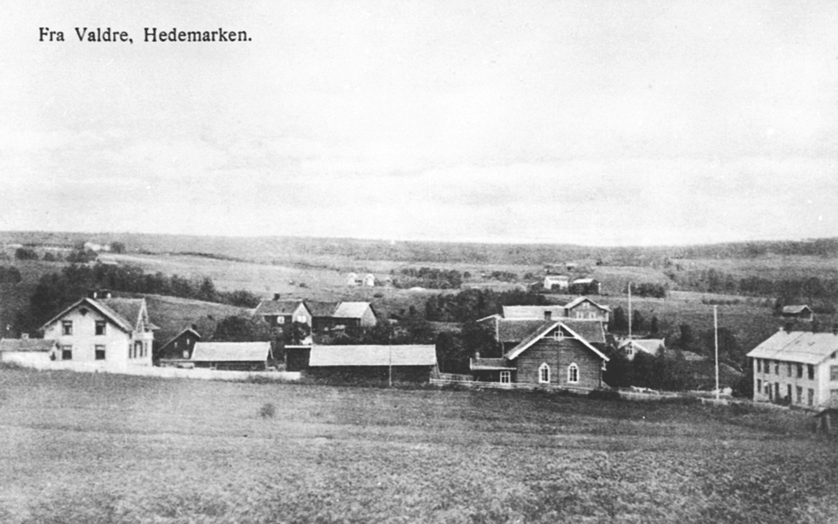Utsikt mot Byflaten, Veldre med Opsal, Glestad, gamlehjemmet, bedehuset, Sveen, Kroken, Rør, Veldrom, Kildal, Engstad.