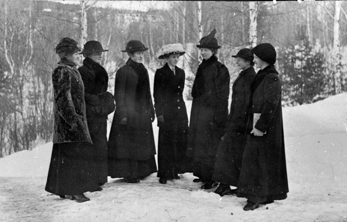 Medlemmer av Brumunddalen leseforening. Kvinner med hatter og vinterkåper. Fra venstre er ukjent, Mina Lundby, Juliane Narud (gift Høsbjør), ukjent, Pauline Gaalaas, Signe Ilseng, ukjent.