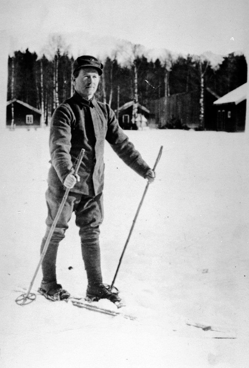 Johannes Steinbakken i militæruniform på ski.