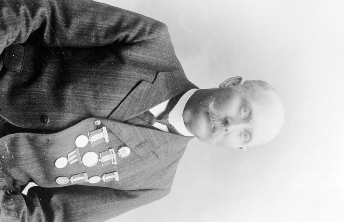 Anders Pedersen Lier (1865-1943) Eskerud, Helgøya med sine medaljer som skytter.
