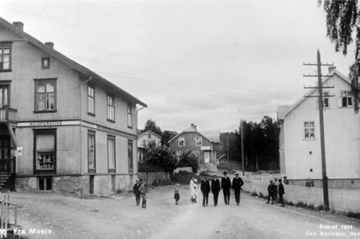 Postkort, Moelv sentrum, Åsmarkvegen 5, Strømsgård Moelven Kooperative startet opp her i Roterudgården i 1922, Cafe Vidar i bakgården, huset i midten: Åsmarkvegen 13, Holte 376/21, til høyre er slakter Bjerke.