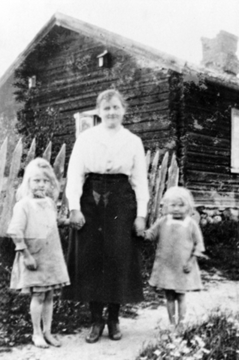Fra venstre: Karen Vesteng (Senere Stensrud), Tora Larsen, farens søster, "Tante Tora", bosatt Hamar, Margit Vesteng (Senere Martinsen), Vesteng Furnes. 