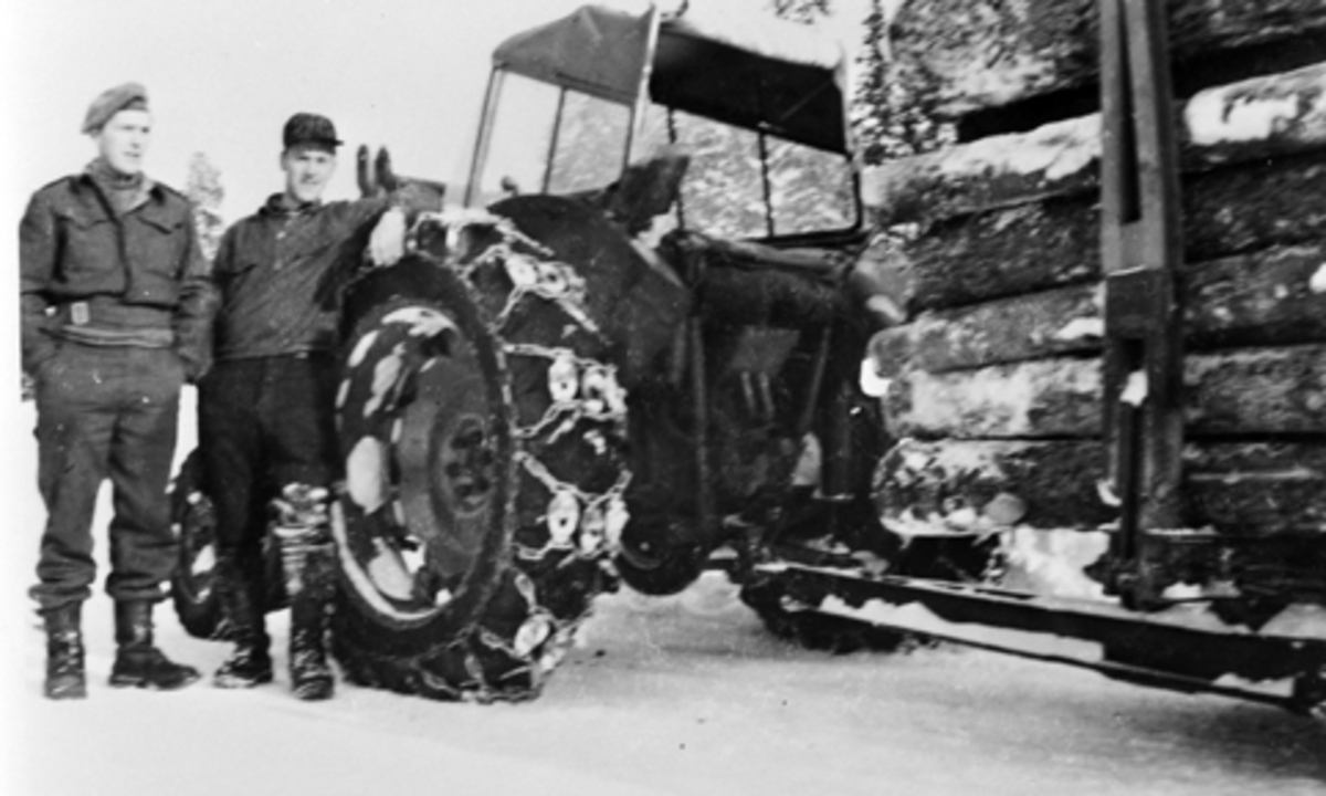 Tømmertransport med traktor i Furnes Almenning. Anton Grønlien og Fridtjof Fredlund.