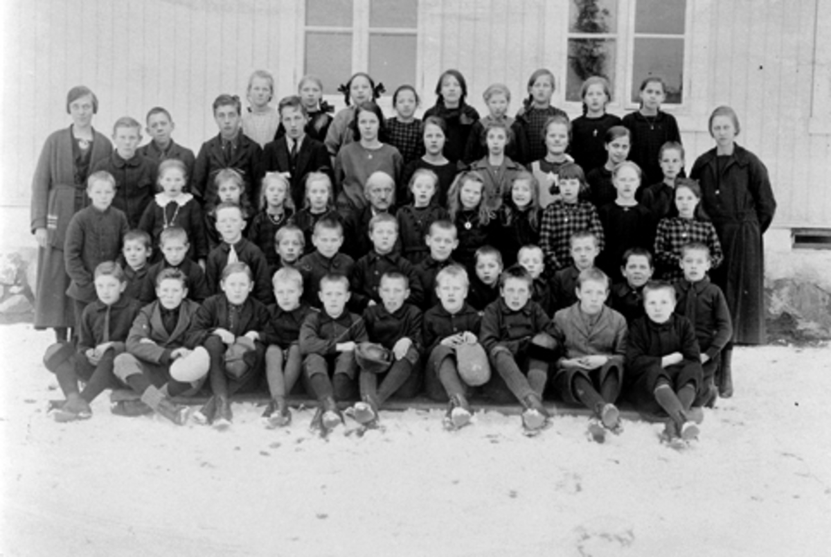 Skoleklasser med lærere på Mauset skole, Brumunddal. Vinter.