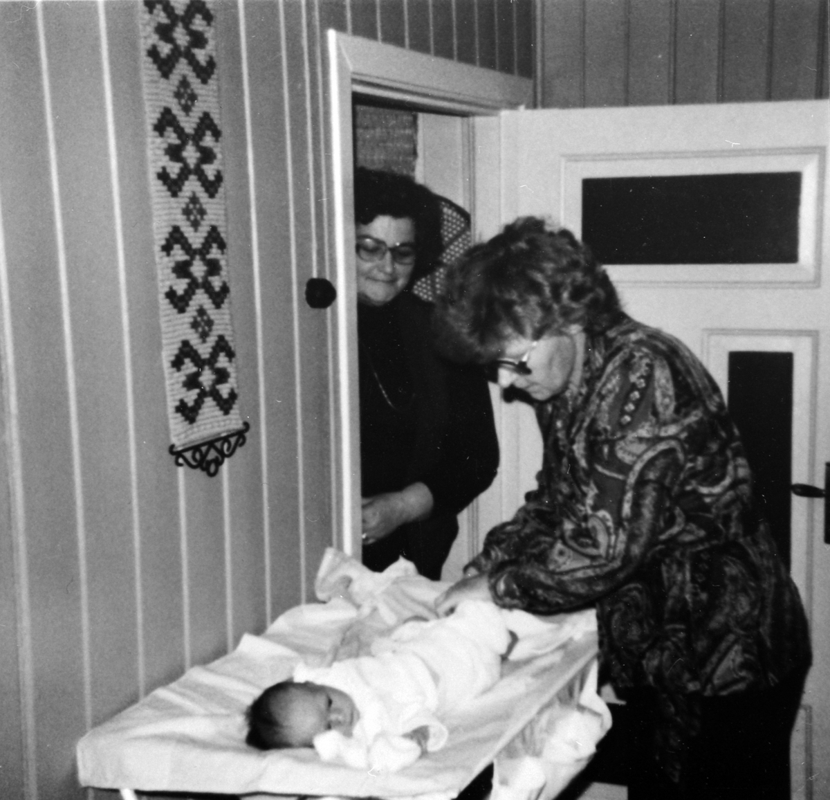 Helsesøster Anne Trollvik på hjemmebesøk, til venstre er Agnethe Kylstad. 1982.