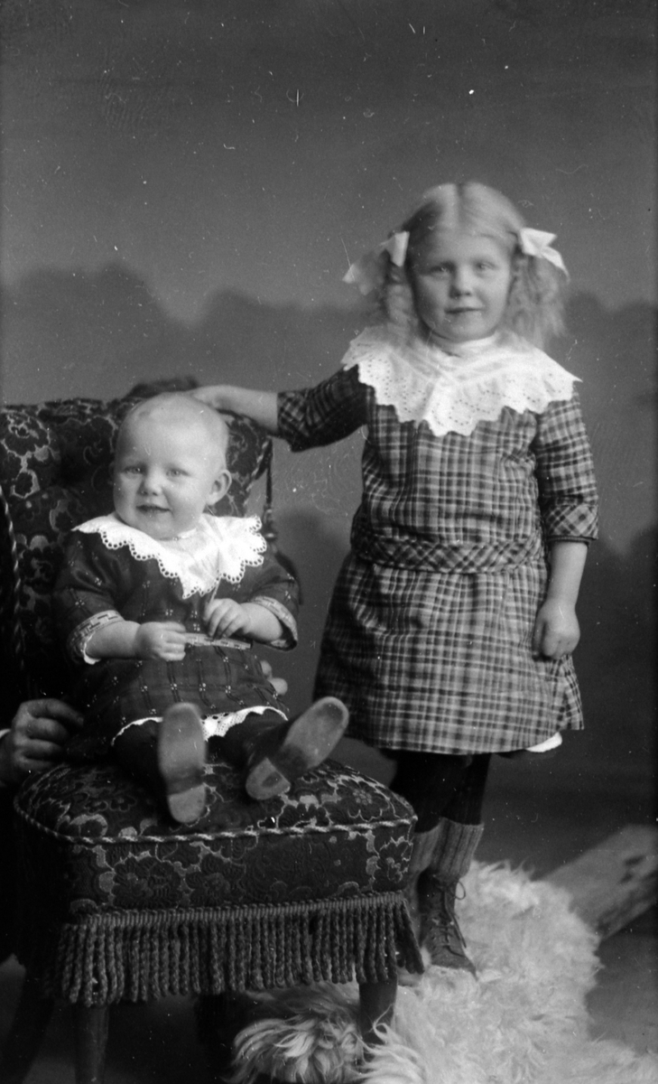 Pauline (F. 1910) og Ingeborg (1913), barn av Arnt og Marit Sølvsberg, Sølvsberg gård, Nes, Hedmark ca. 1913-14.