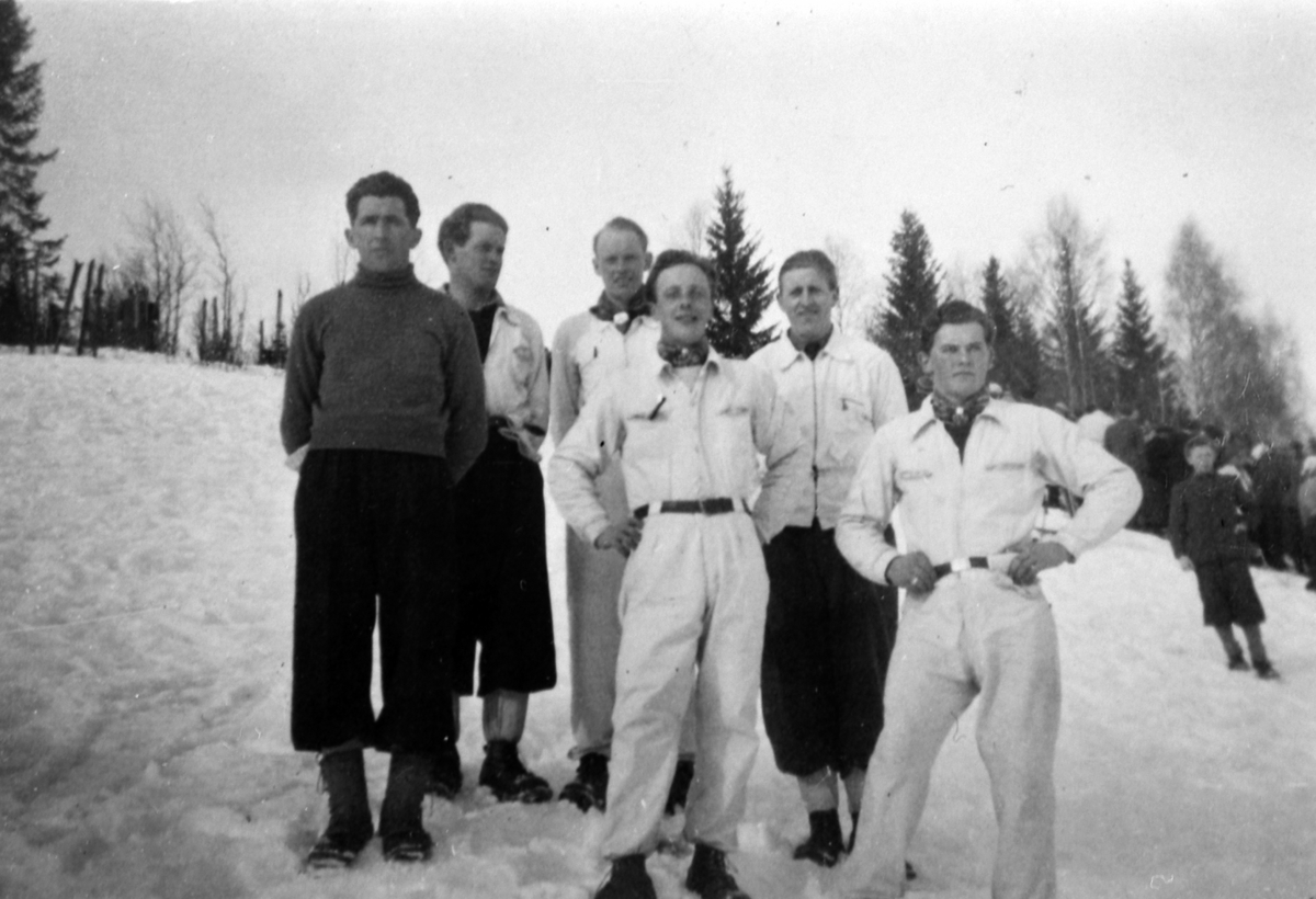 Fra et skirenn i Kjerringsveen under krigen. Det var stafettlag mellom Veldre og Nybygda. Fra venstre er Arne Børresen, Sverre Kaashagen, Magne Brovold, Trygve Sønsteby, Anders Kristensen Heggelund og Ove Kaashagen.