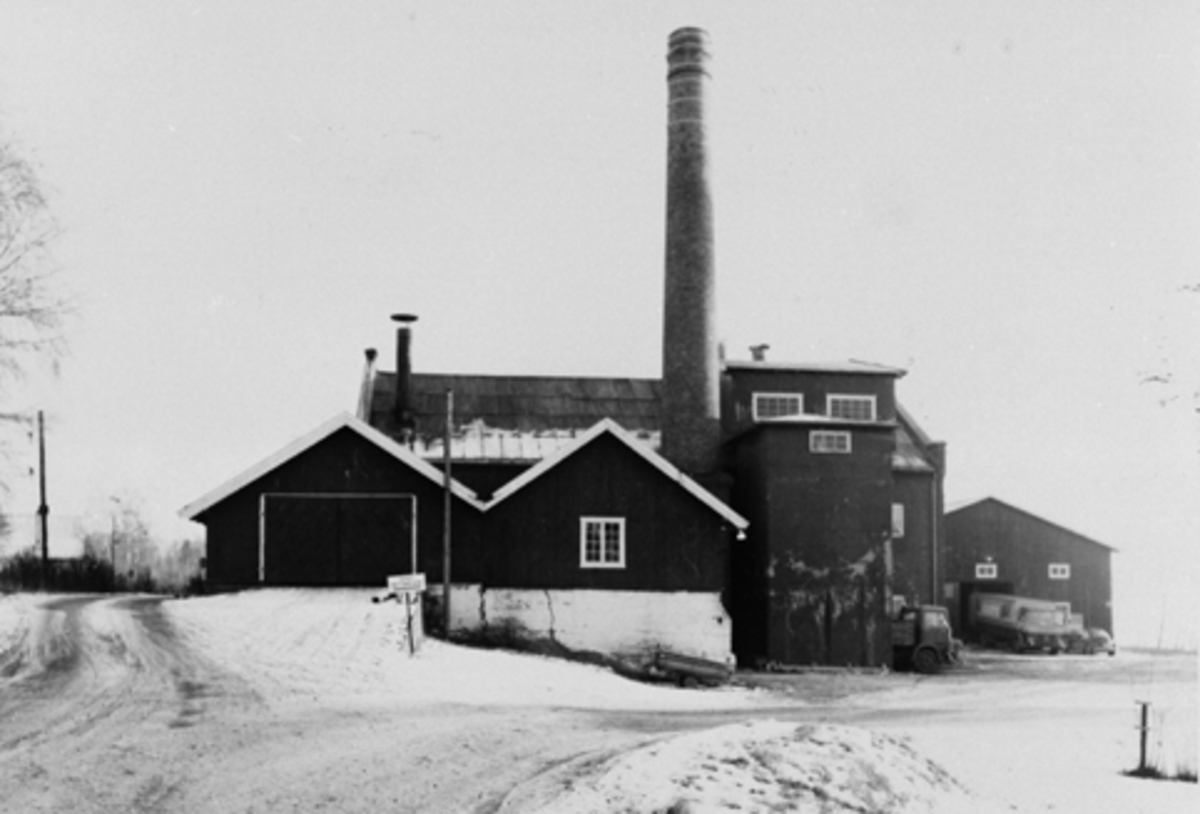 Ringsaker, Furnes, flyfoto, Jessnes potetmelfabrikk, Andelslaget Hedemarkens Potetmelfabrikk, etablert i 1907 nedlagt 1977, fabrikkanlegg,