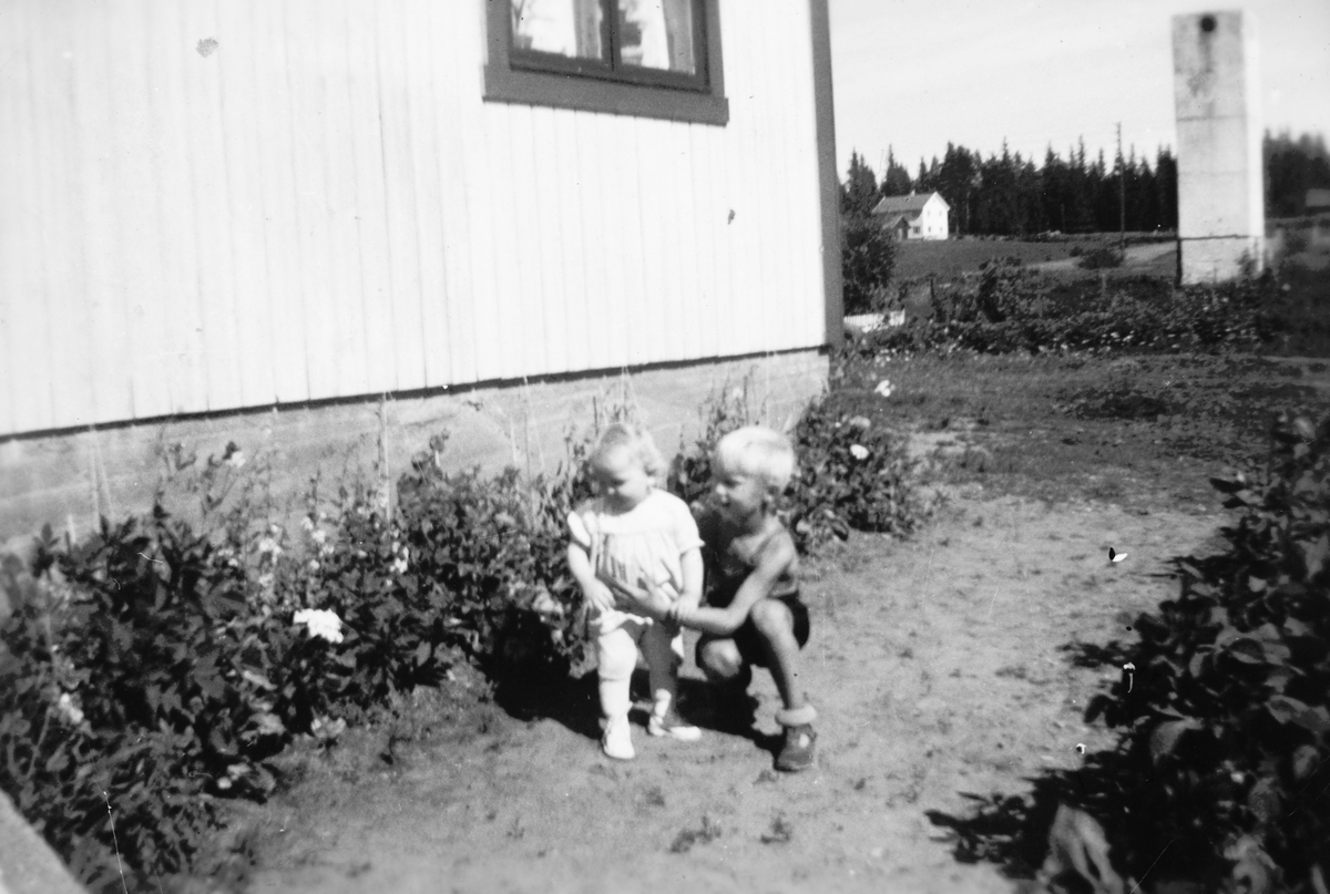 Ringsakervegen 51, Brumunddal. F. v. Else Randi Sæther og Arne Sæther, 
T. h. på bildet ses pipa på knottfabrikken. 