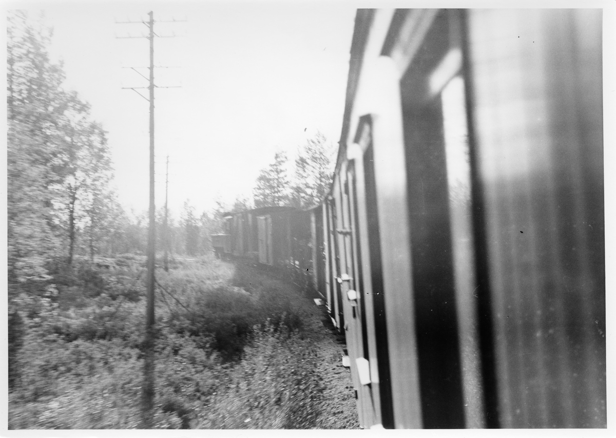 Lok 4 Setskogen på vei opp Harkerudbakken med tog retning Skulerud, fotografert fra vinduet i CFo5.