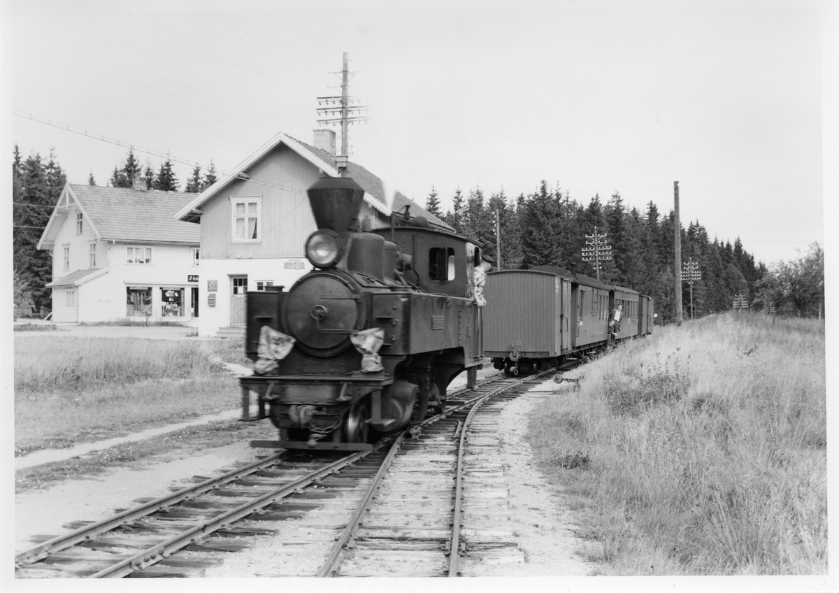 Lok 4 Setskogen skifter på Hjellebøl stasjon.