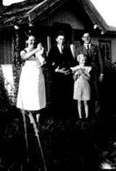 GRUPPE: 4, FORAN NYSTUA, FRA VENSTRE: MINA SKYMOEN, ODDVAR S