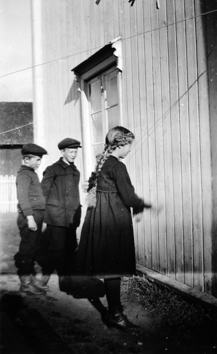 Kaste ball mot vegg, barnelek. Birger, Ola og Anne Bryhni, ca. 1920. 