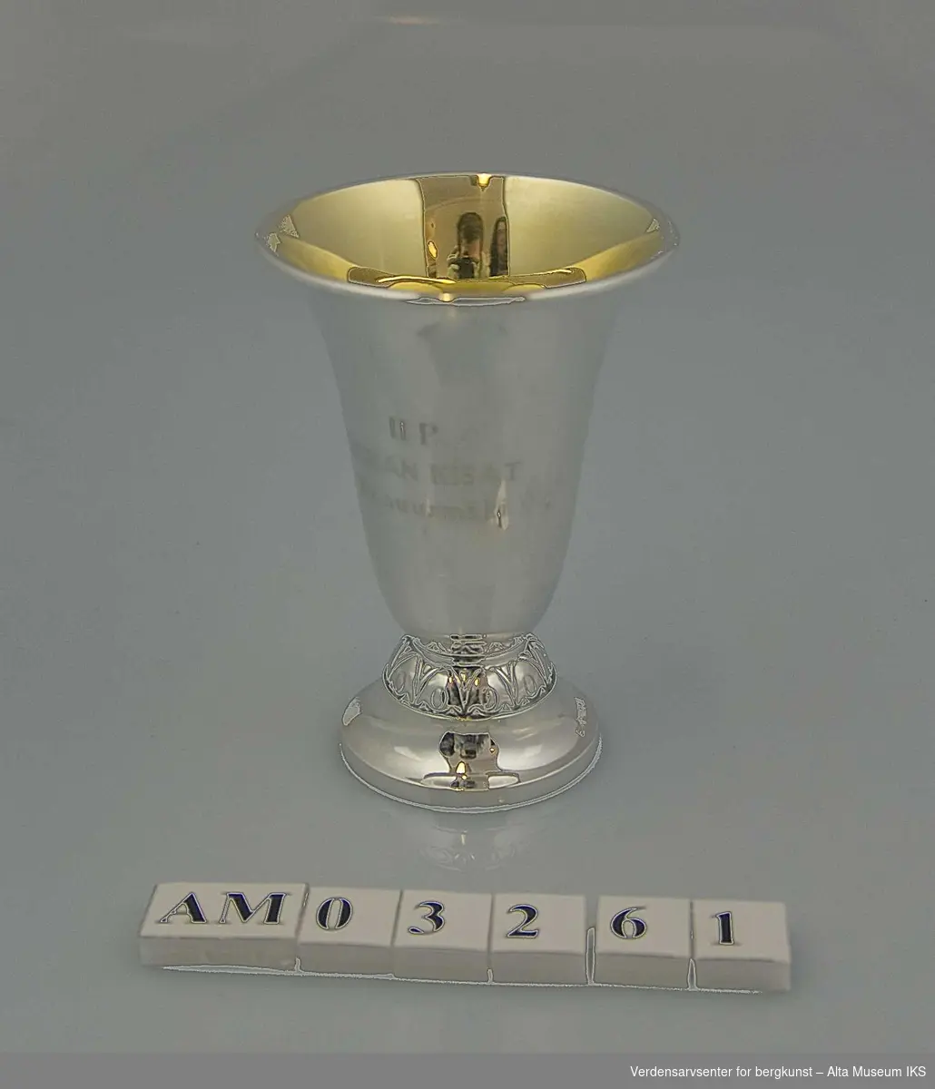 Form: Pokal m/ornamentert fot og trompetformet åpning
Klassisk geometrisk ornament
Forgyllt innside
