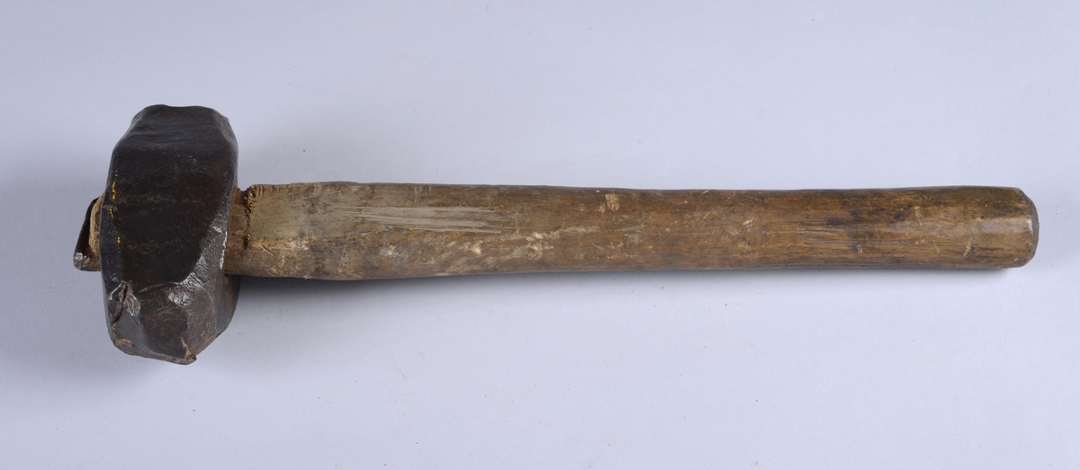 Hammer laget av jern med tappet treskaft festet med jernflis.