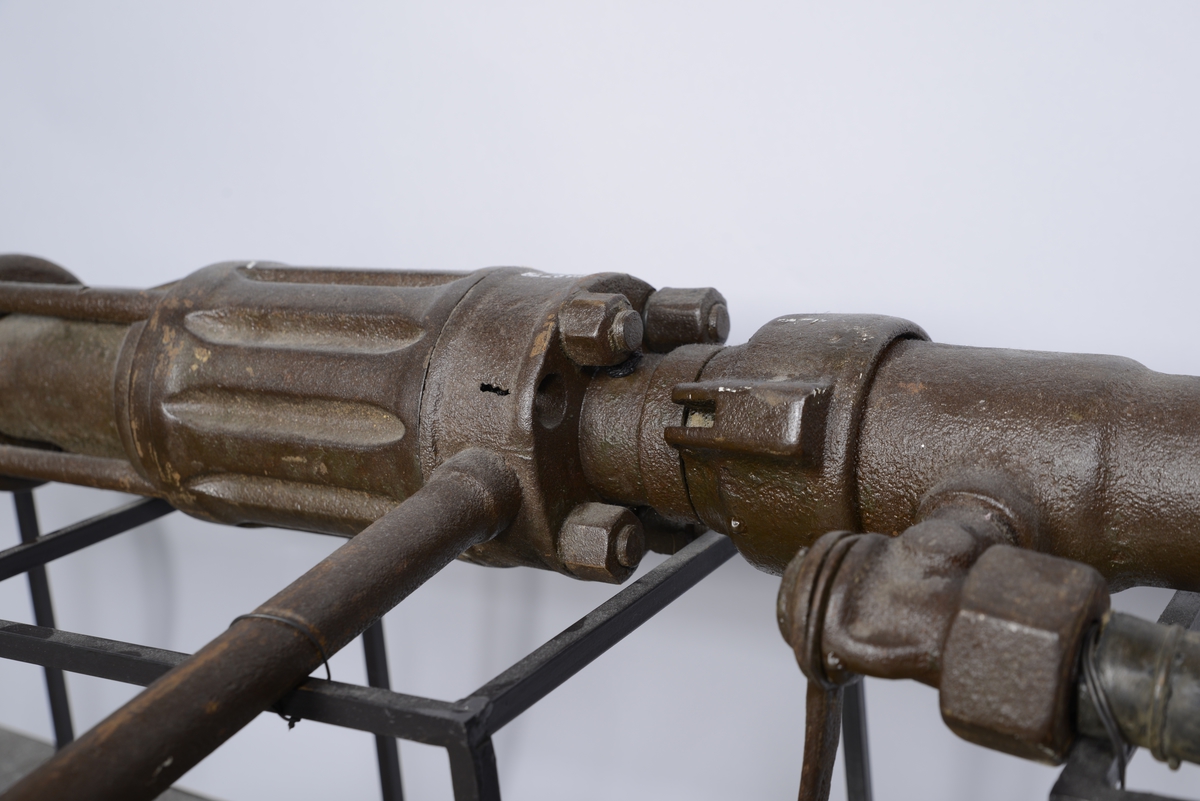 Boremaskinen er en hammermaskin. Den består av to deler; maskindel og skrumater. Maskindelen har 4 langsgående bolter, håndtak for manuell rotasjon. Skrumateren har luftinntak med spake.