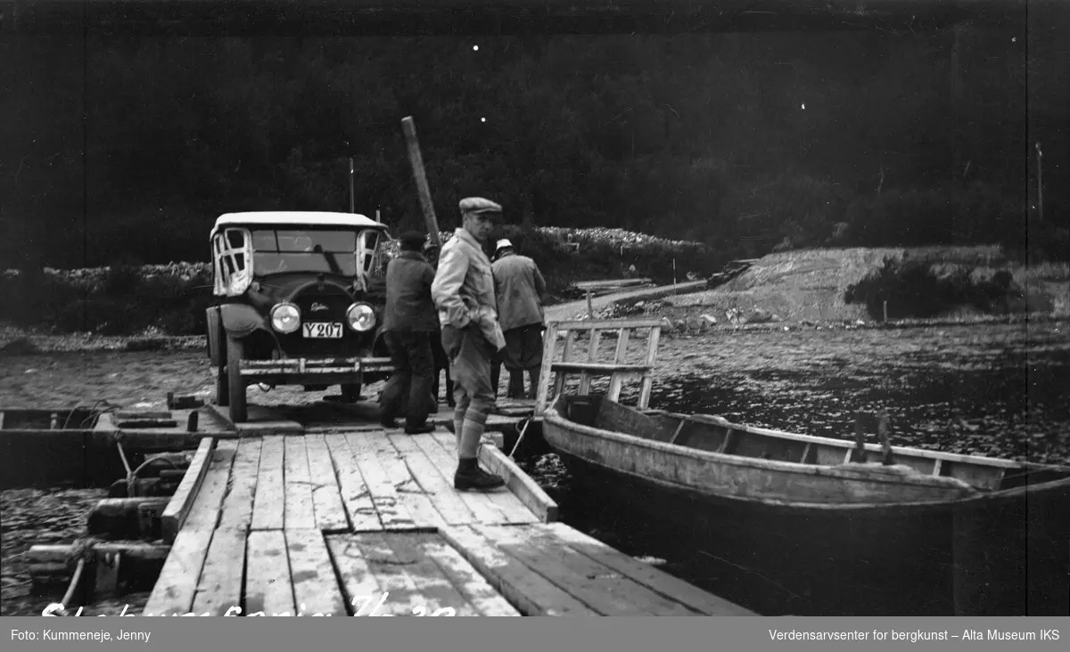 Menn og båt ved kaia. Bil i bakgrunn. 1932