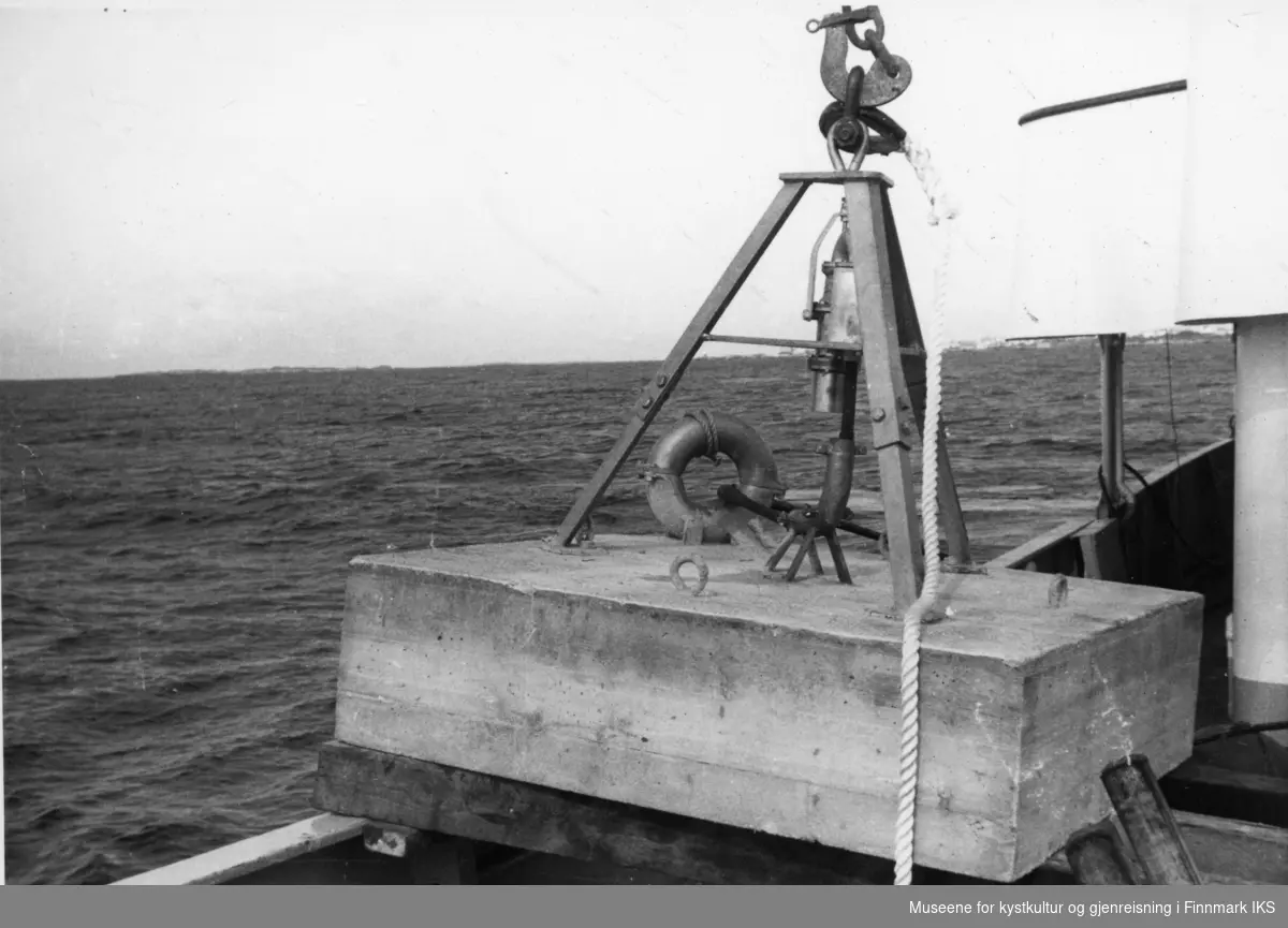 Utsetting av bølgemåler fra båten "Myken". Måleren ble satt på ca 18 m dyp ved Svartoksmoloen, Berlevåg i 1961.