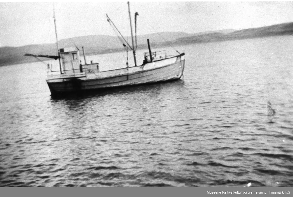 Fiskebåten "Vigo" - F 33 B av Kongsfjord, eier Øyvind Olsen. Byggeår 1929. Lengde 28 fot, bredde 8,5 fot, dybde 4 fot. Kjøpt brukt til Kongsfjord i 1935.