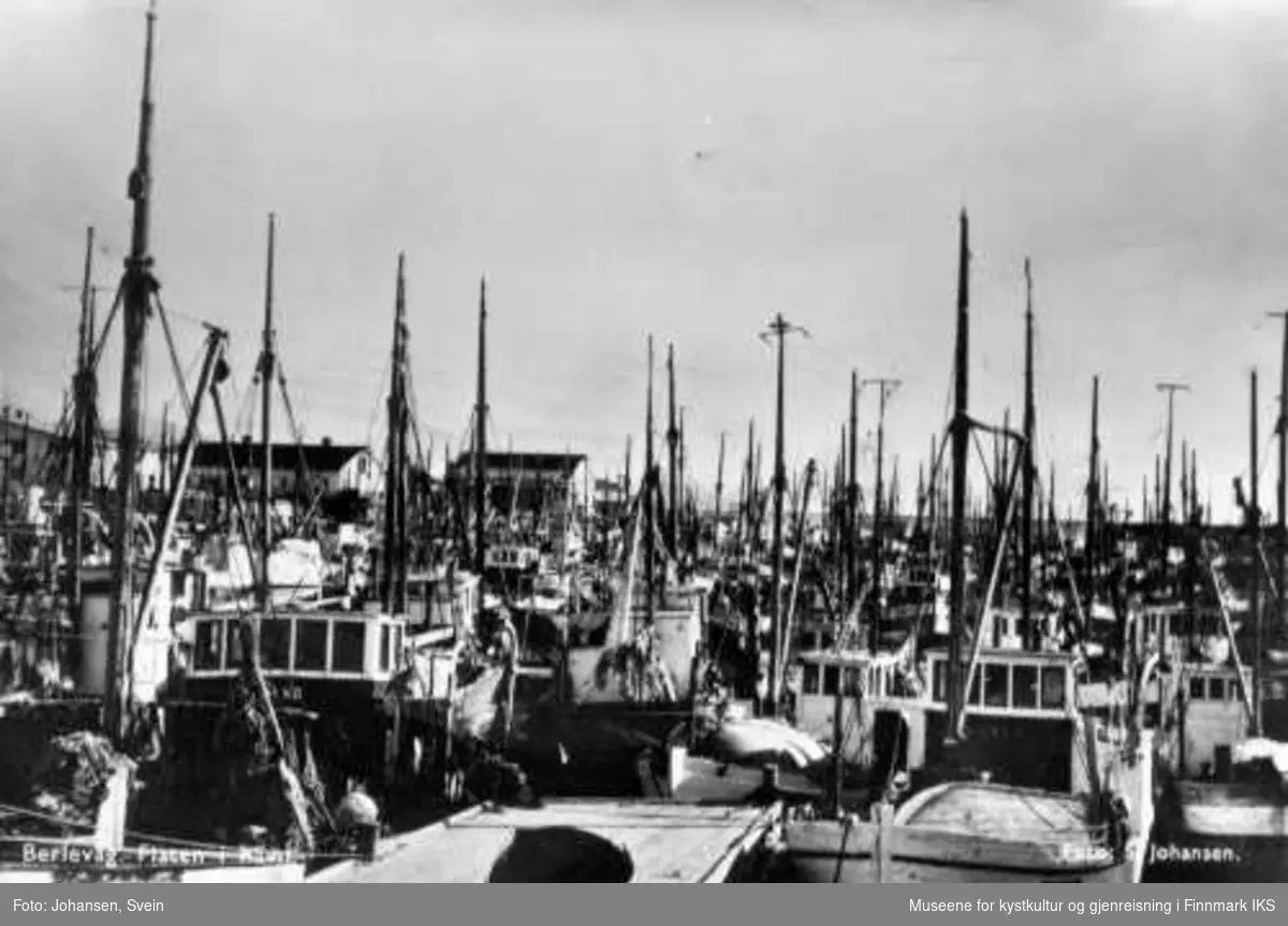 Fiskebåter på havna i Berlevåg, ca 1965