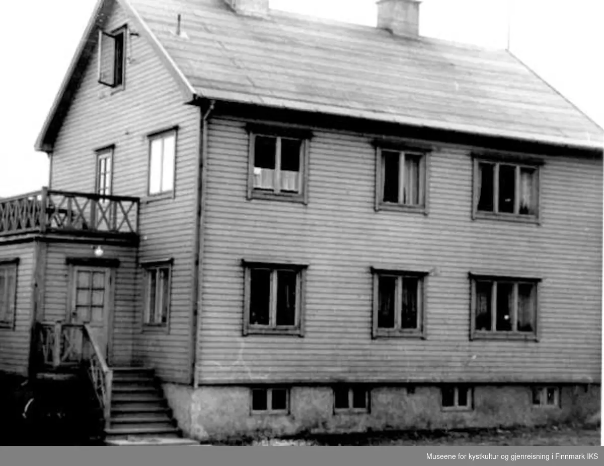 I 1. etasje bodde Sverre Ellila, hans søster Randi med familie bodde 2. etasje. Huset var bygget på tomta som lensmannskontoret hadde før krigen, 1960