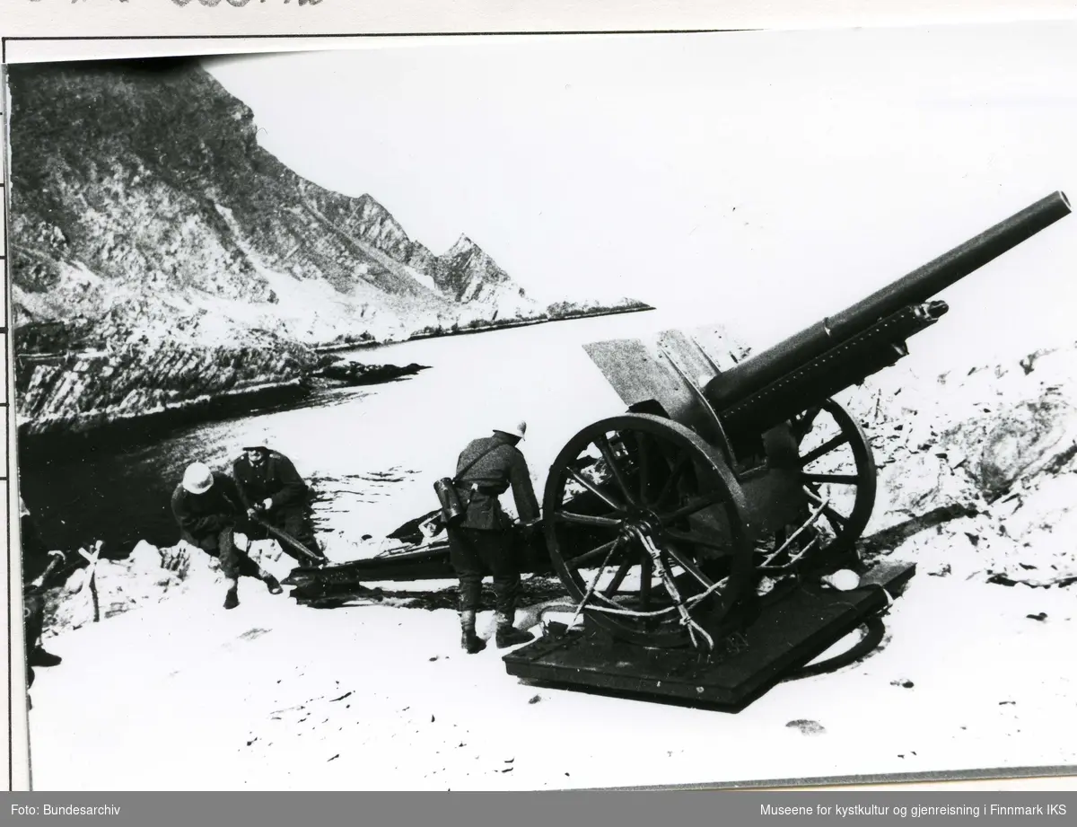 To tyske soldater holder på å rigge til en kanon. Kystfortet ble anlagt i Losvik i 1942 for å kontrollere Tanafjorden.
Bildet er tatt 1941/42 av tyskerne selv.