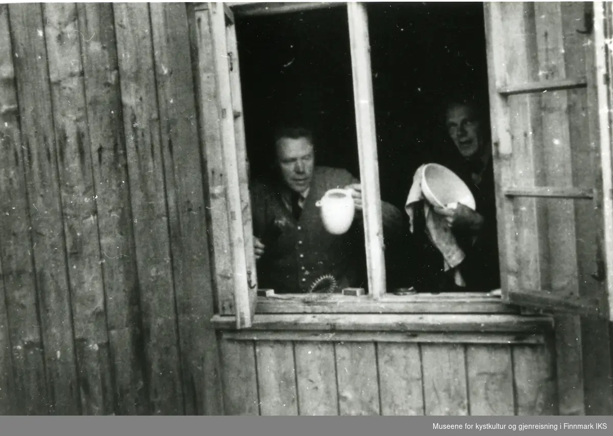 Svenske hjelpearbeidere. Pasta Ingolfstad, Åke ? Kjøllefjord i Lebesby Kommune 3. august 1946.