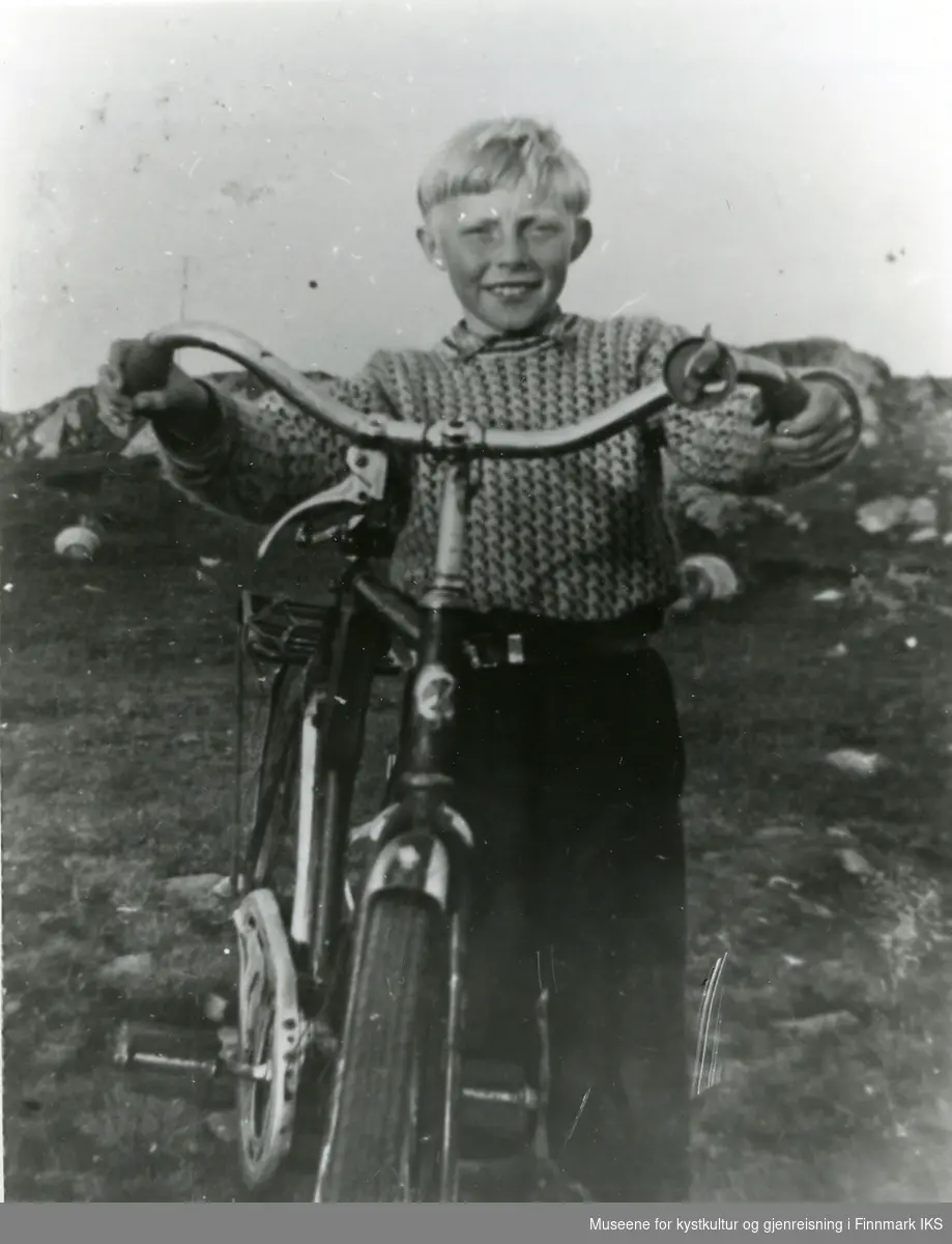 Håkon Jarl Eriksen med sykkel. Gamvik 1956/58.