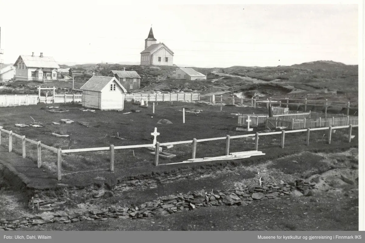 Inga på Ingøy omkring 1920. Kirke og kirkegård. Ulichs bolig.