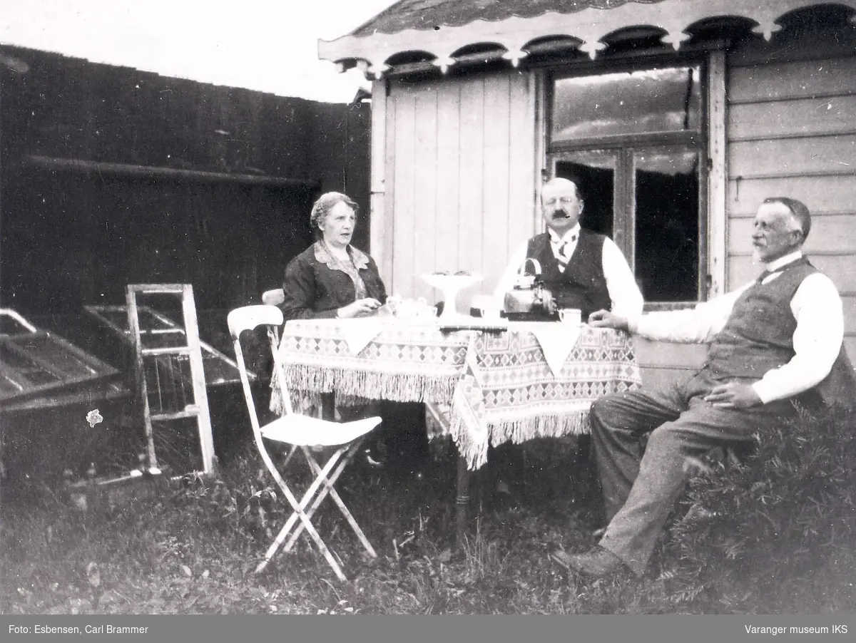 Lysthuset ved Esbensengården. Med Kitta og Hans Fredrik Esbensen og ant.Carl Olsen i midten ca 1900-1920.